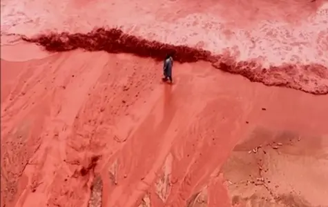 Aneh, Hujan Sampai Bisa Mengubah Warna Air Laut Menjadi Merah Di Pulau Hormuz, Iran